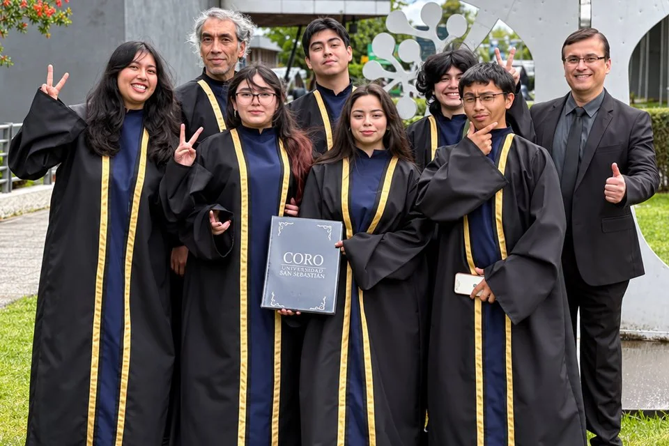 Alejandro Luna con integrantes del Coro de la Universidad San Sebastián