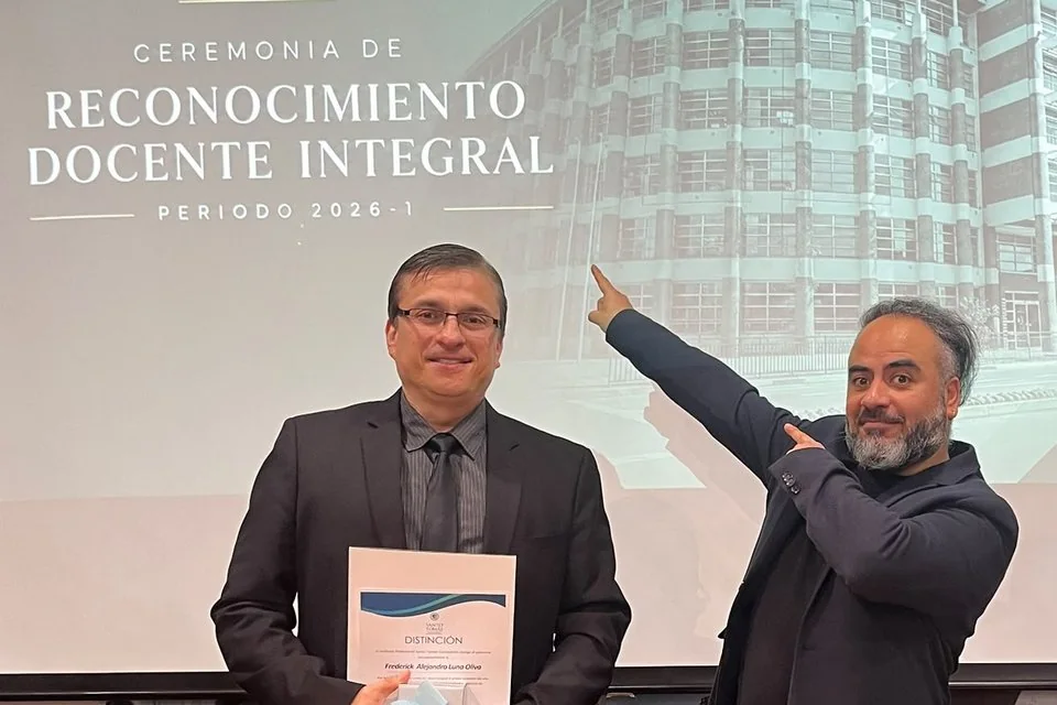 Alejandro Luna con su distinción en la ceremonia de Reconocimiento Docente Integral de Santo Tomás